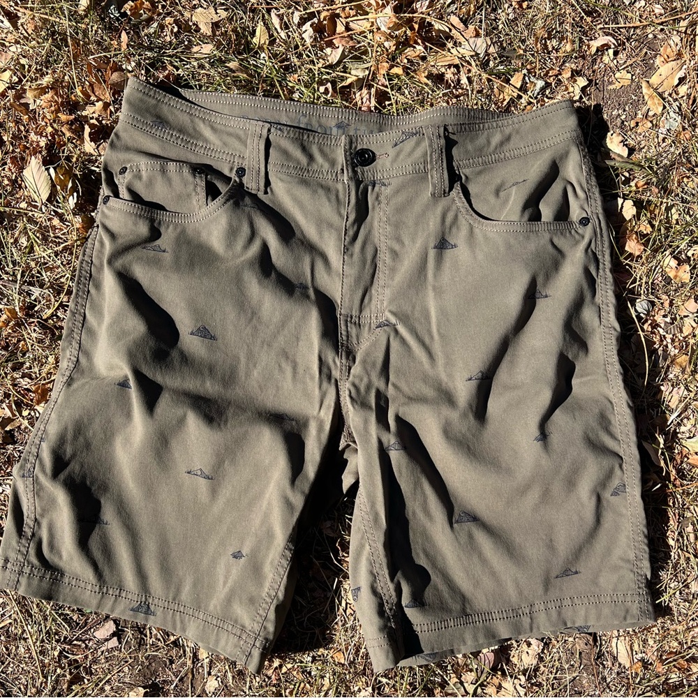 Prana mens shorts size 34 mountain print khaki/green with blue mountains
